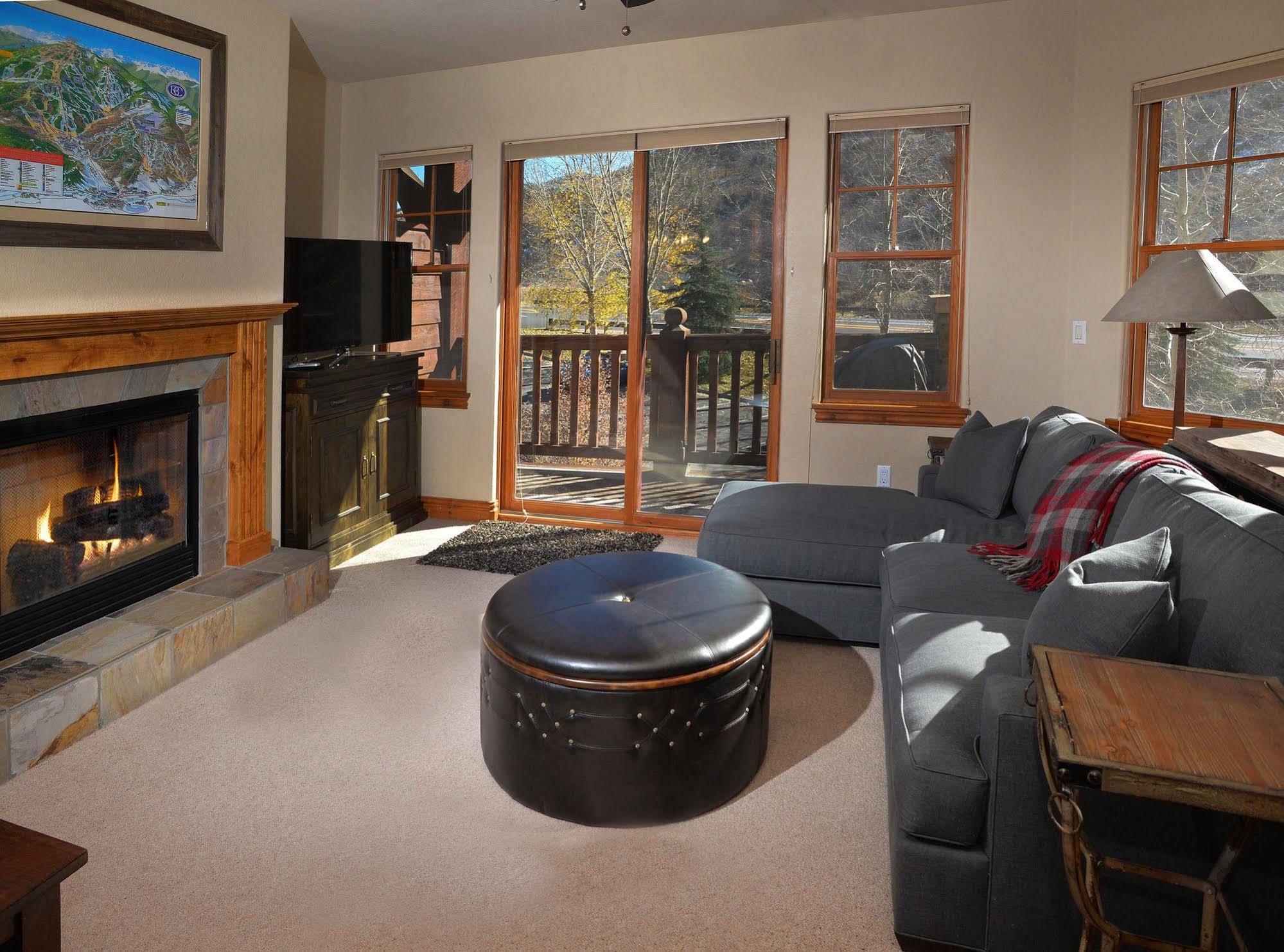 Lodge At Brookside Avon Village Exterior foto